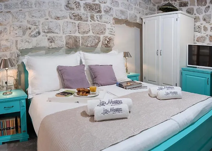 Daire Auroom Superior & Terrace- Old Town *