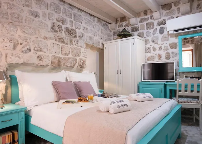 Daire Auroom Superior & Terrace- Old Town